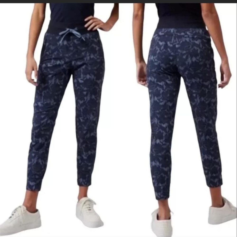 Athleta Trekkie North Jogger size 8